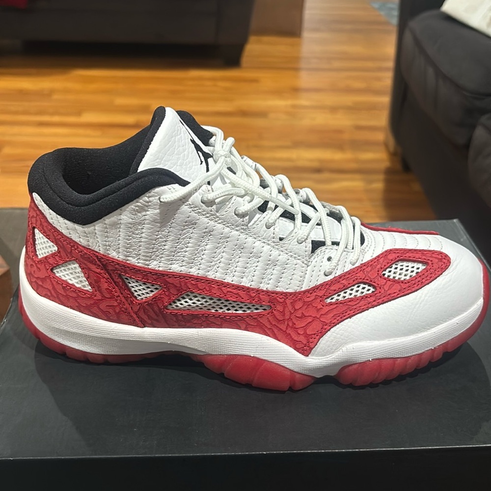 Men's Jordan 11 retro low IE referee
